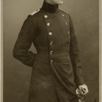 Raymond de Pourtalès en uniforme d’officier de l’armée allemande, 1905 (photographie E. Bieber, Berlin).
