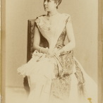 Daisy de Pourtalès, vers 1880, photographie Fritz Leyde & Co, Berlin.
