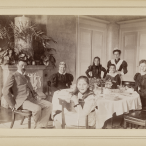 La famille Marcet-Pourtalès : Alec et Constance Marcet avec les frères et sœurs de l’écrivain, Augusta, Constance, Horace et, à droite, leur institutrice Elise Bermond, vers 1890.
