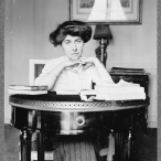 Hélène de Pourtalès, femme de l’écrivain, Versailles, 1911.
