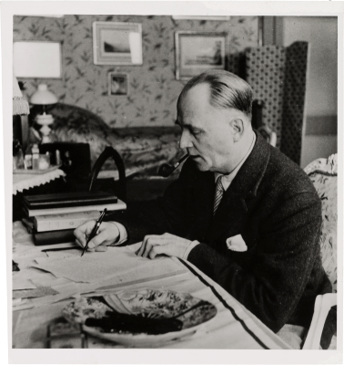À sa table de travail au château d’Étoy, 1936 (photographie Max Kettel, Genève).
