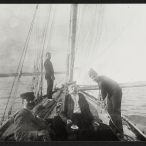 Le pont de l’Ibis, bateau de William Marcet: Alec Marcet, Raymond de Pourtalès et, au centre, le marin Filion, été 1895 (photographie Guy de Pourtalès).
