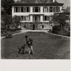 Guy de Pourtalès et son chien Balzac devant le château d’Étoy, 1936 (photographie Max Kettel, Genève).
