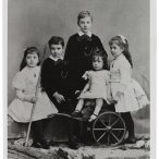 Guy de Pourtalès au milieu de ses frères et sœurs Augusta, Raymond, Horace et Constance, vers 1890 (photographie Boissonnas, Genève).
