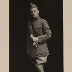 En uniforme d’officier interprète (sous-lieutenant), 1918 (photographie Maurice Meusy, Besançon).

